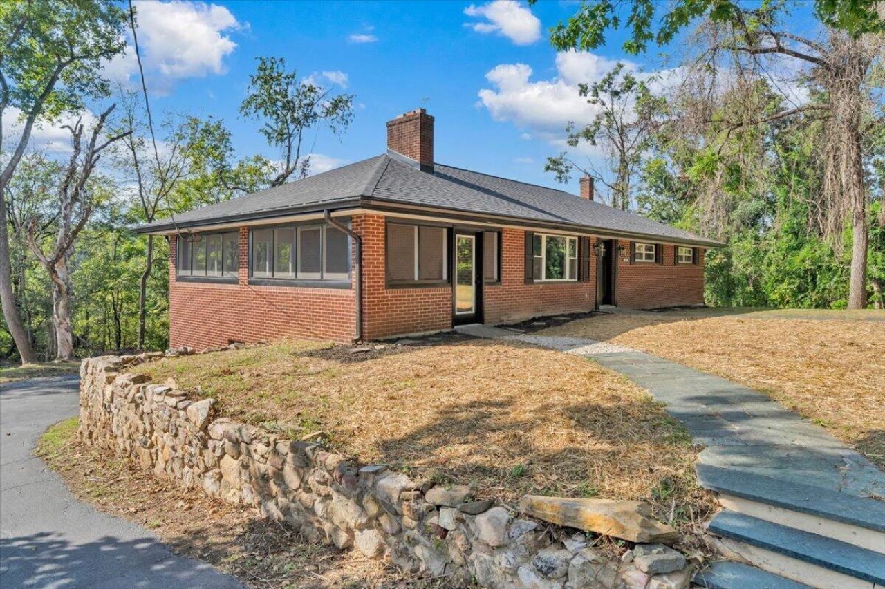 3848 View Ave, Roanoke, VA 24018 Main Photo