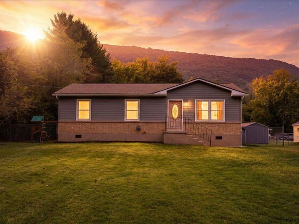4851 Bradshaw RD , Salem, VA 24153