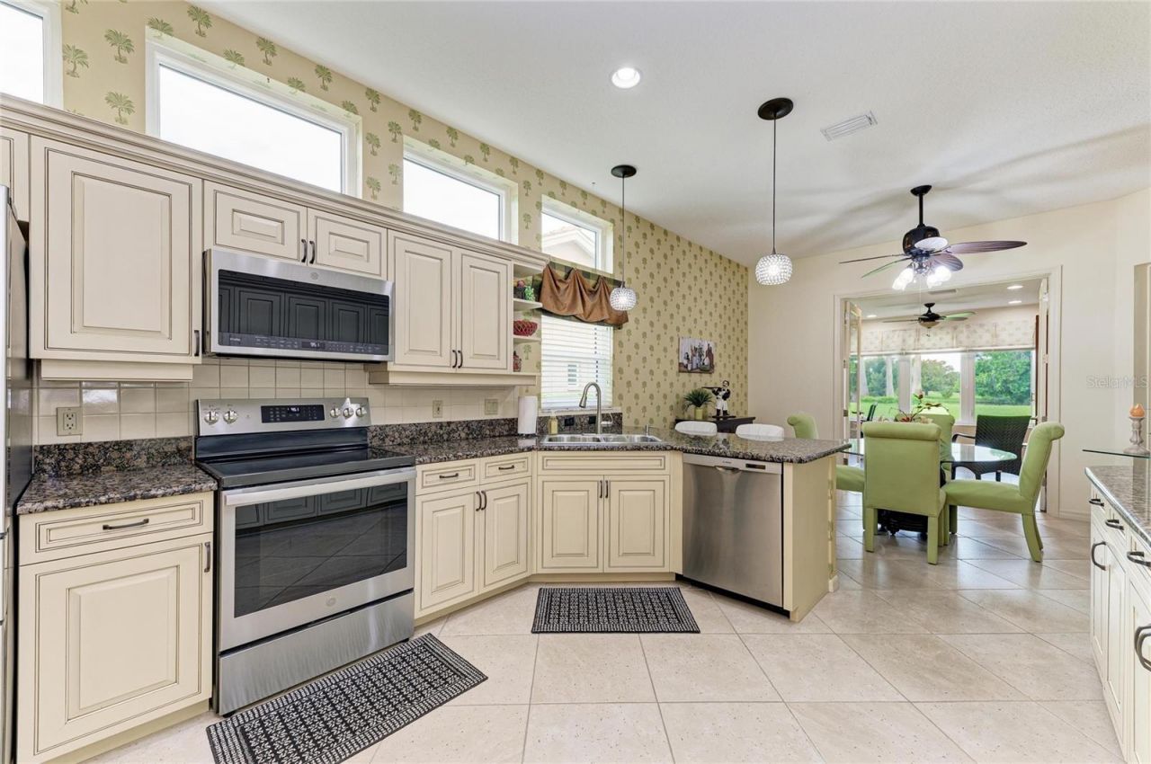 6635 Oakbrooke Circle, Bradenton, FL 34202 Photo