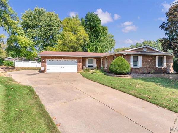 6 Cambridge Court , St Charles, MO 63301