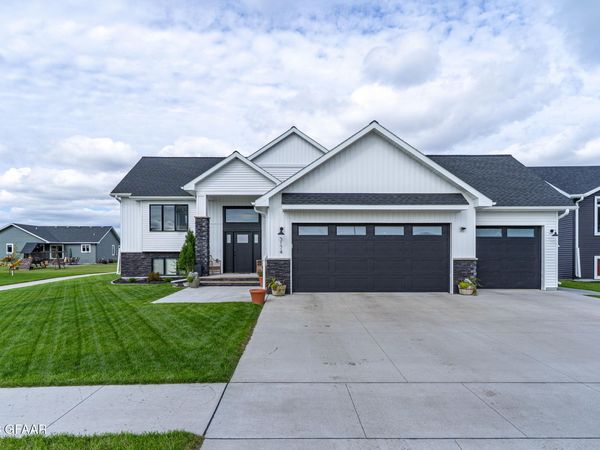 3174 45TH Avenue S, Grand Forks, ND 58201