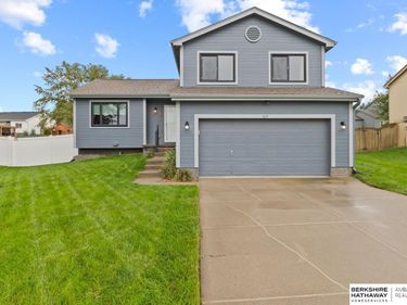 815 Clearwater Drive, Papillion, NE 68046