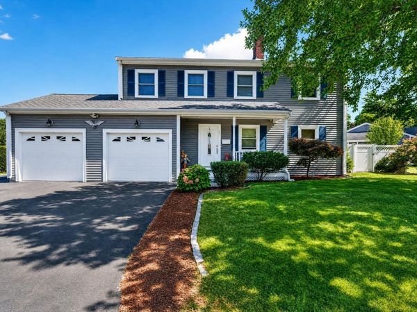 11 Pilgrim Rd, Woburn, MA 01801