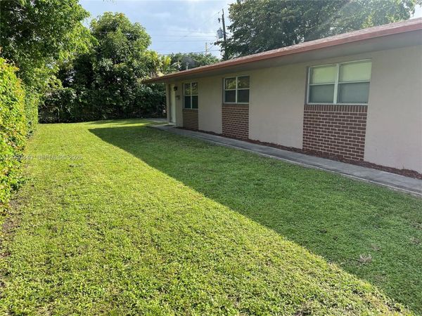 217 SW 10th St , Hallandale Beach, FL 33009