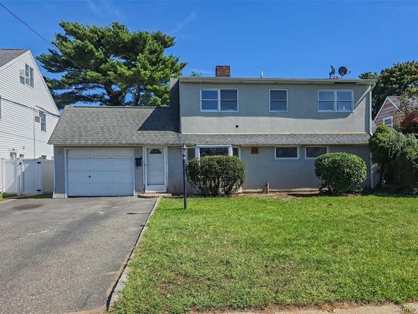 22 Tarry Lane , Levittown, NY 11756