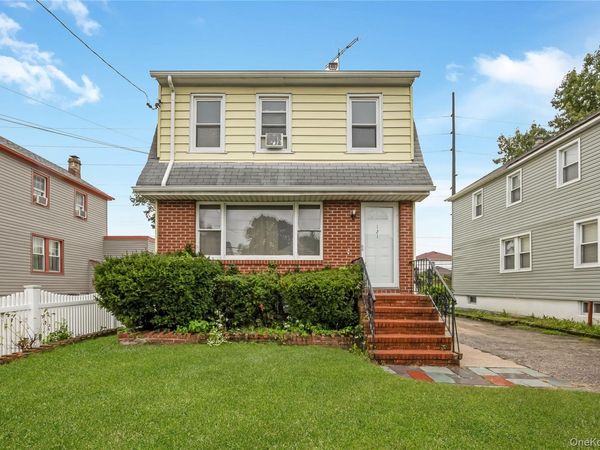 121 Cochran Place, Valley Stream, NY 11581
