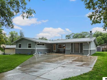 623 Lyncrest Drive, Lincoln, NE 68510