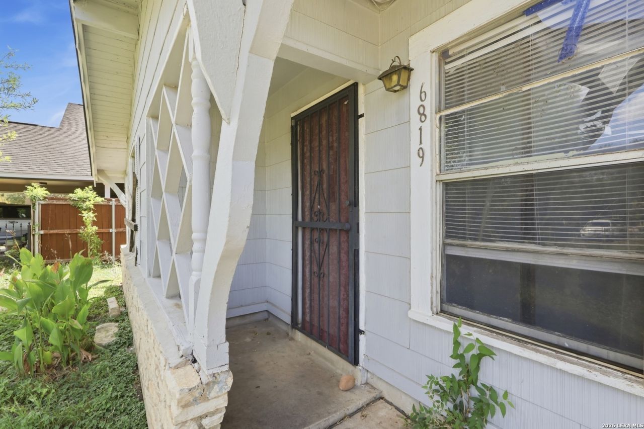 6819 Merry Oaks Dr, San Antonio, TX 78242 Main Photo