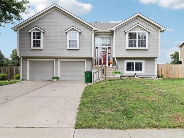 21322 Pin Oak Lane, Peculiar, MO 64078
