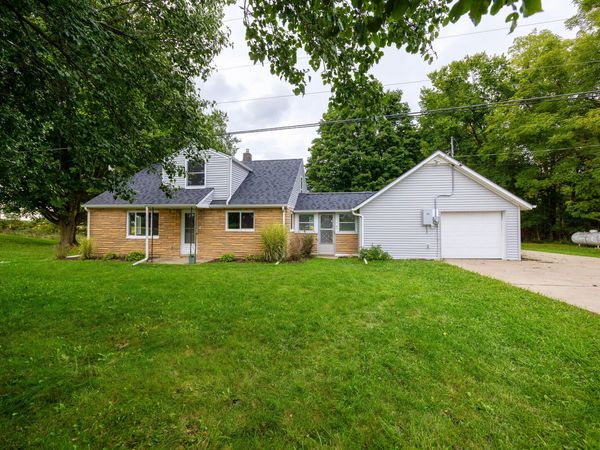 1867 E Fitchburg Road, Stockbridge, MI 49285