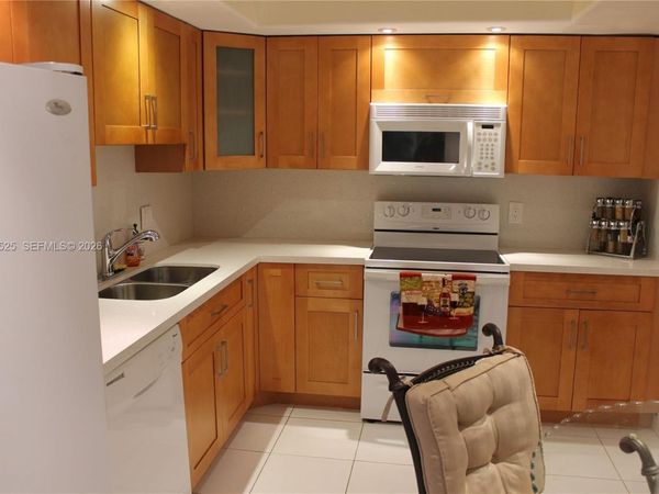3980 Oaks Clubhouse Dr, Unit 110, Pompano Beach, FL 33069
