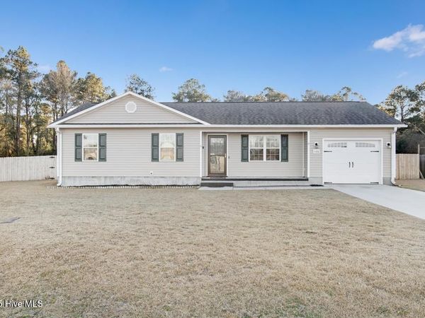 106 Lois Court , Richlands, NC 28574