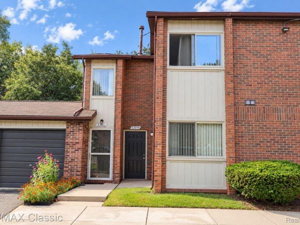 33899 Pondview Circle , Unit 10, Livonia, Mi 48152