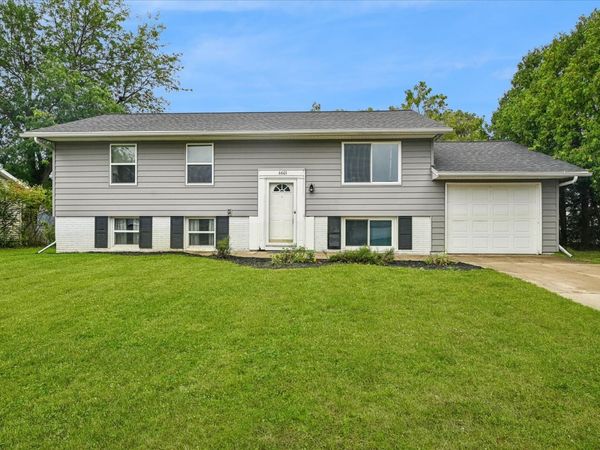 6601 Arbor Lane NE, Cedar Rapids, IA 52402