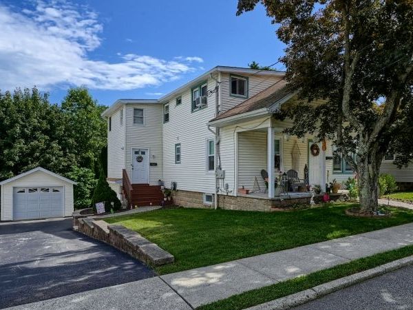 14 Pearl St, Bloomingdale, NJ 07403