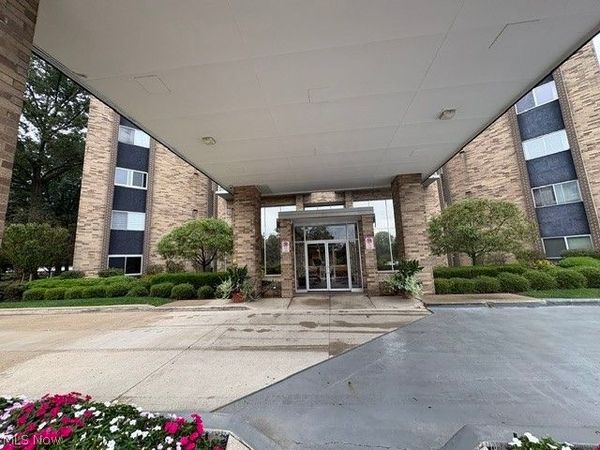 2112 Acacia Park Drive, Unit 205, Lyndhurst, OH 44124