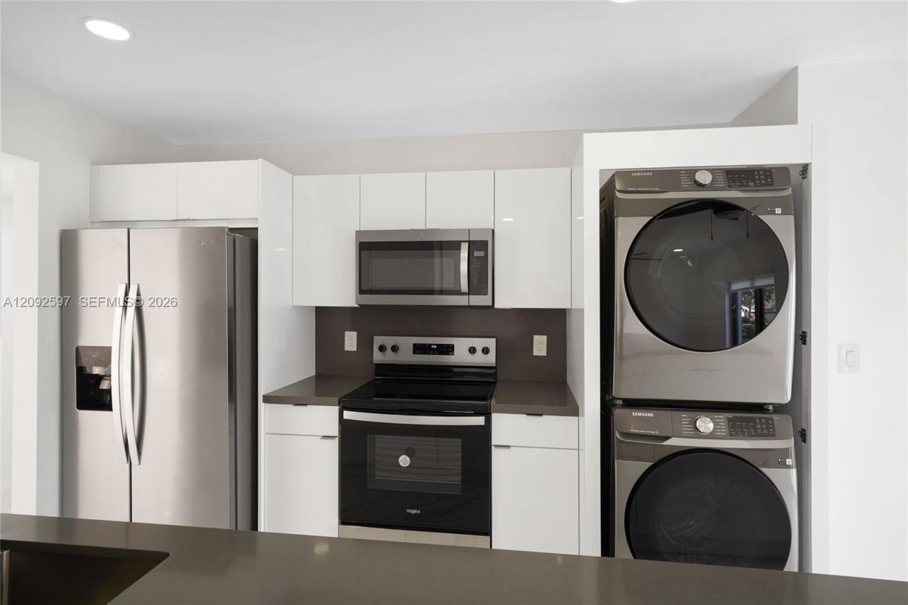 8745 NW 150th Ter, Miami Lakes, FL 33018 Photo