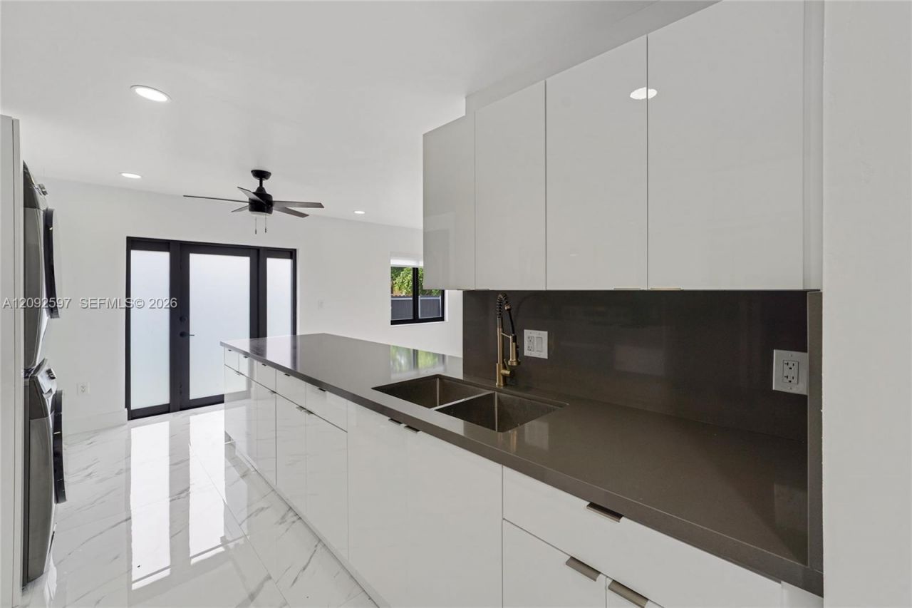 8745 NW 150th Ter, Miami Lakes, FL 33018 Photo