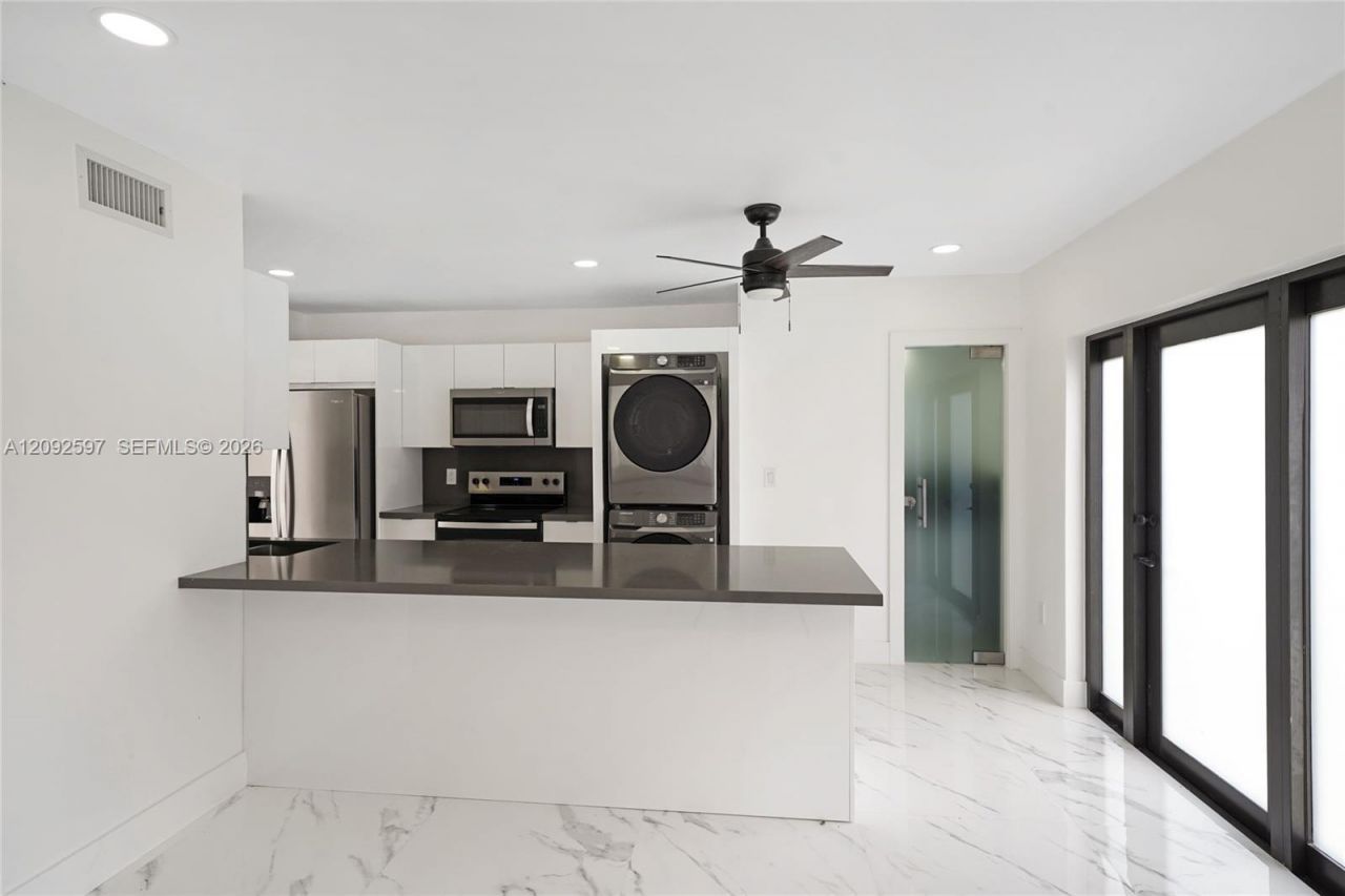 8745 NW 150th Ter, Miami Lakes, FL 33018 Photo