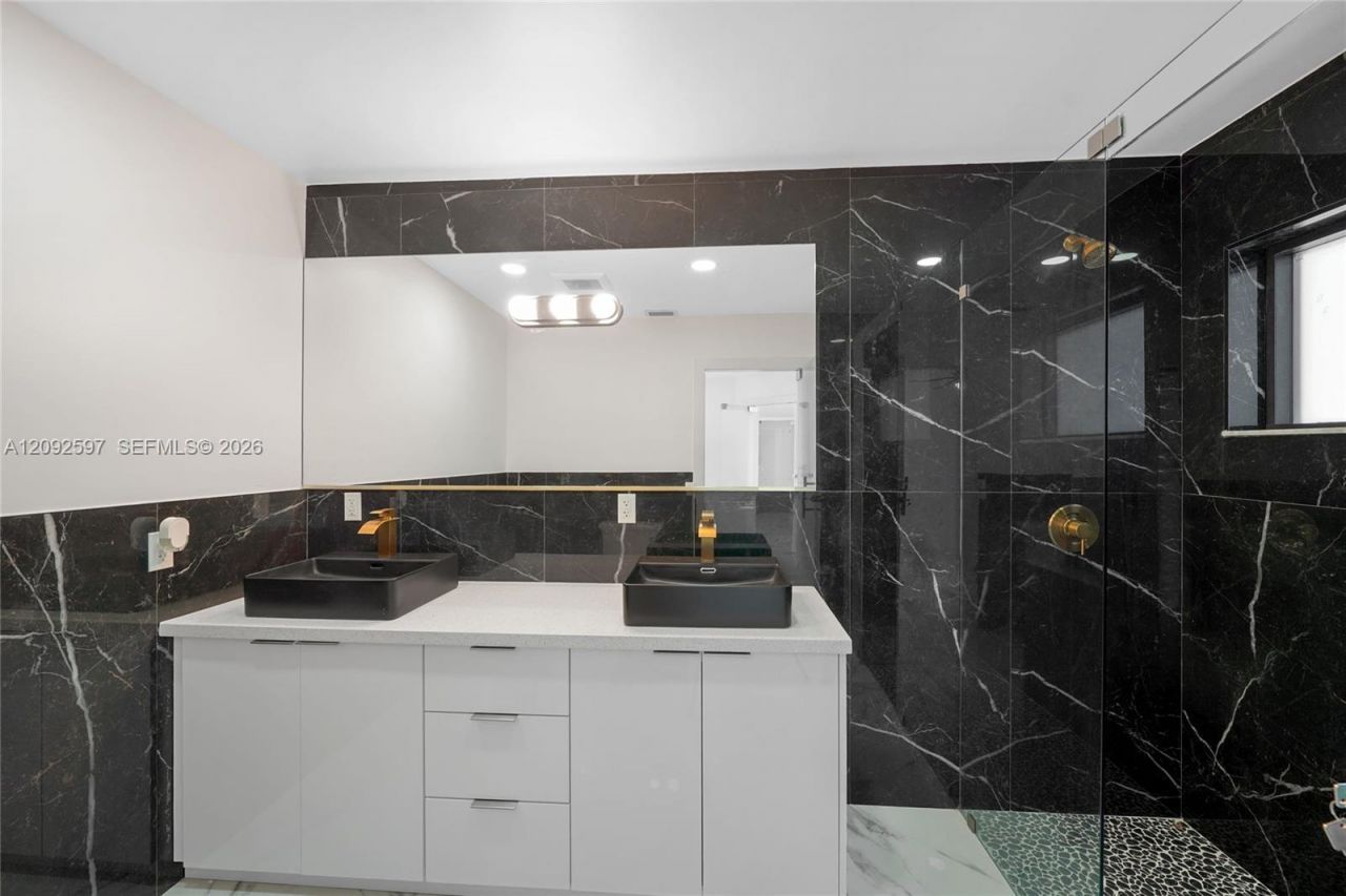 8745 NW 150th Ter, Miami Lakes, FL 33018 Photo