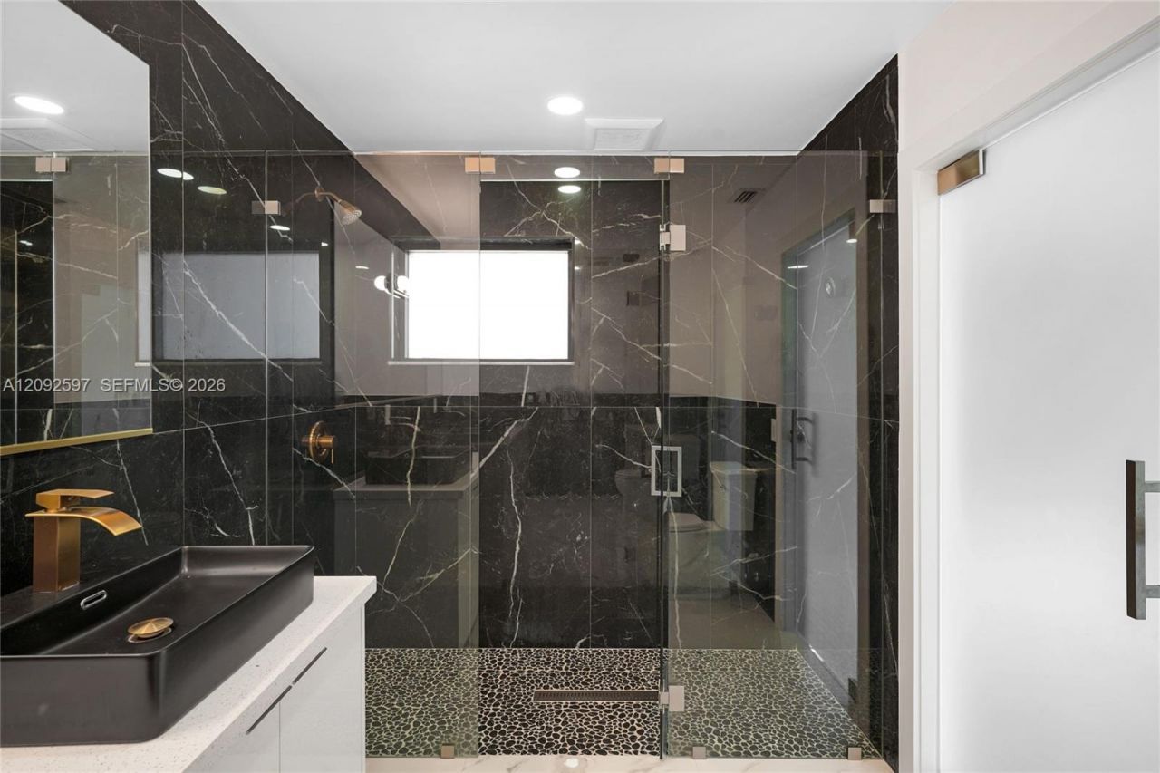 8745 NW 150th Ter, Miami Lakes, FL 33018 Photo