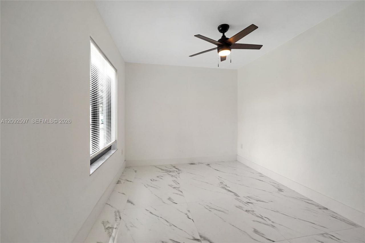 8745 NW 150th Ter, Miami Lakes, FL 33018 Photo