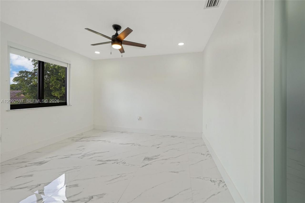 8745 NW 150th Ter, Miami Lakes, FL 33018 Photo