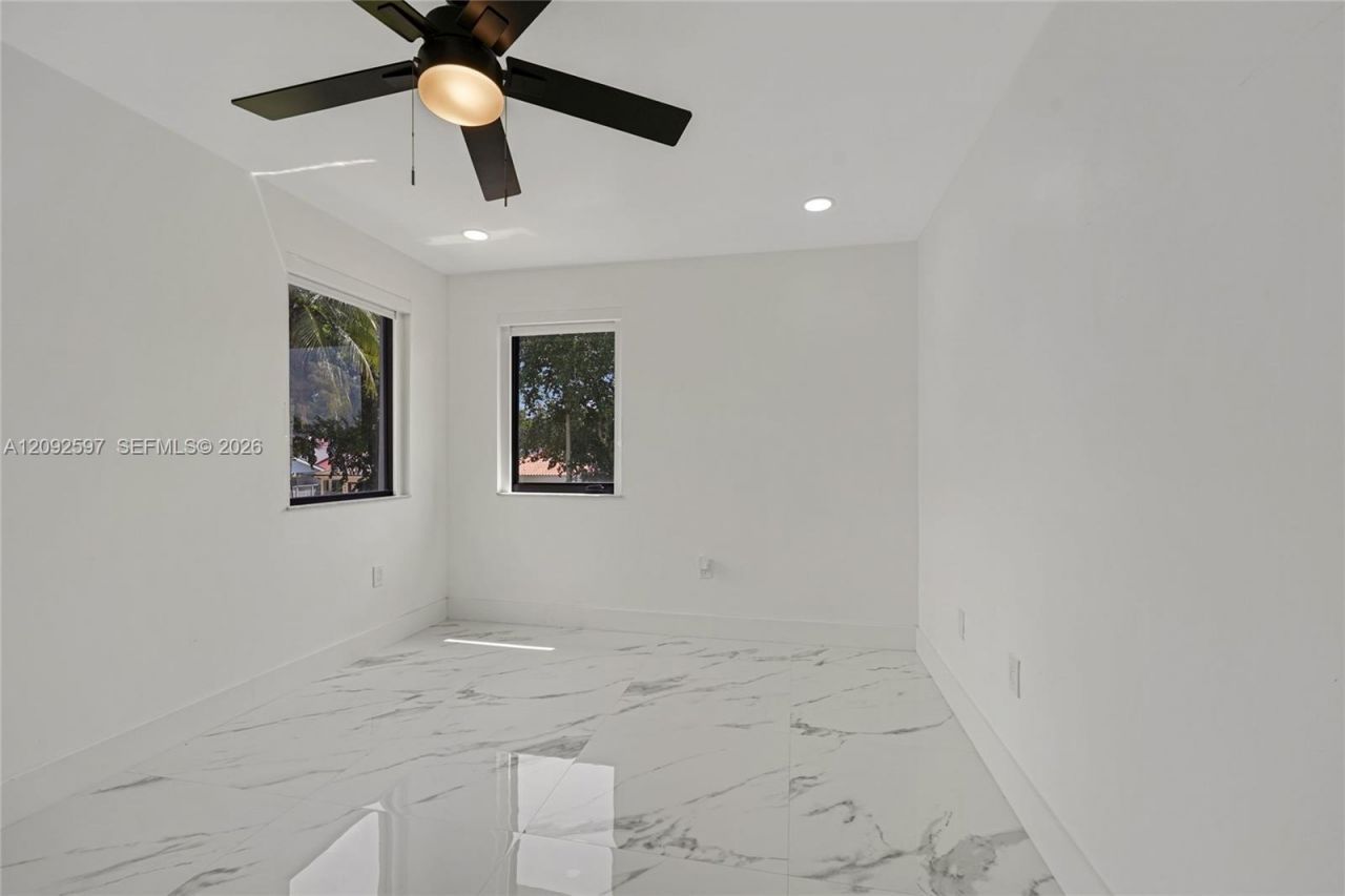 8745 NW 150th Ter, Miami Lakes, FL 33018 Photo