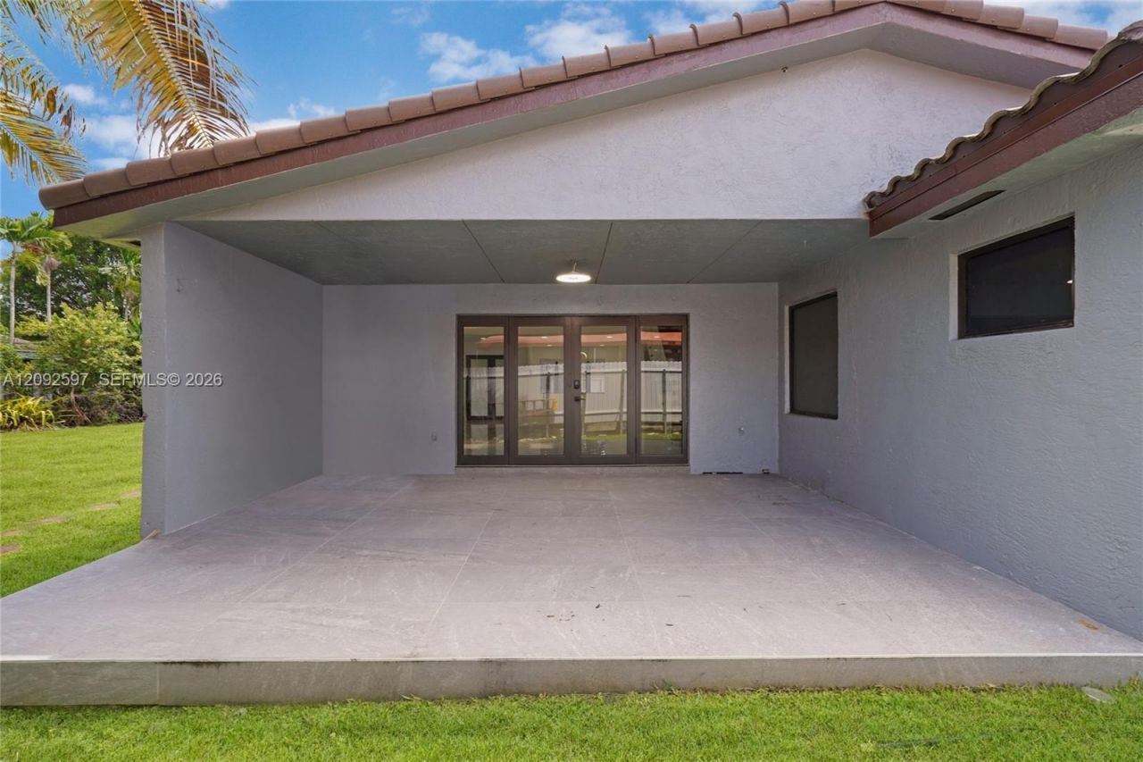 8745 NW 150th Ter, Miami Lakes, FL 33018 Photo