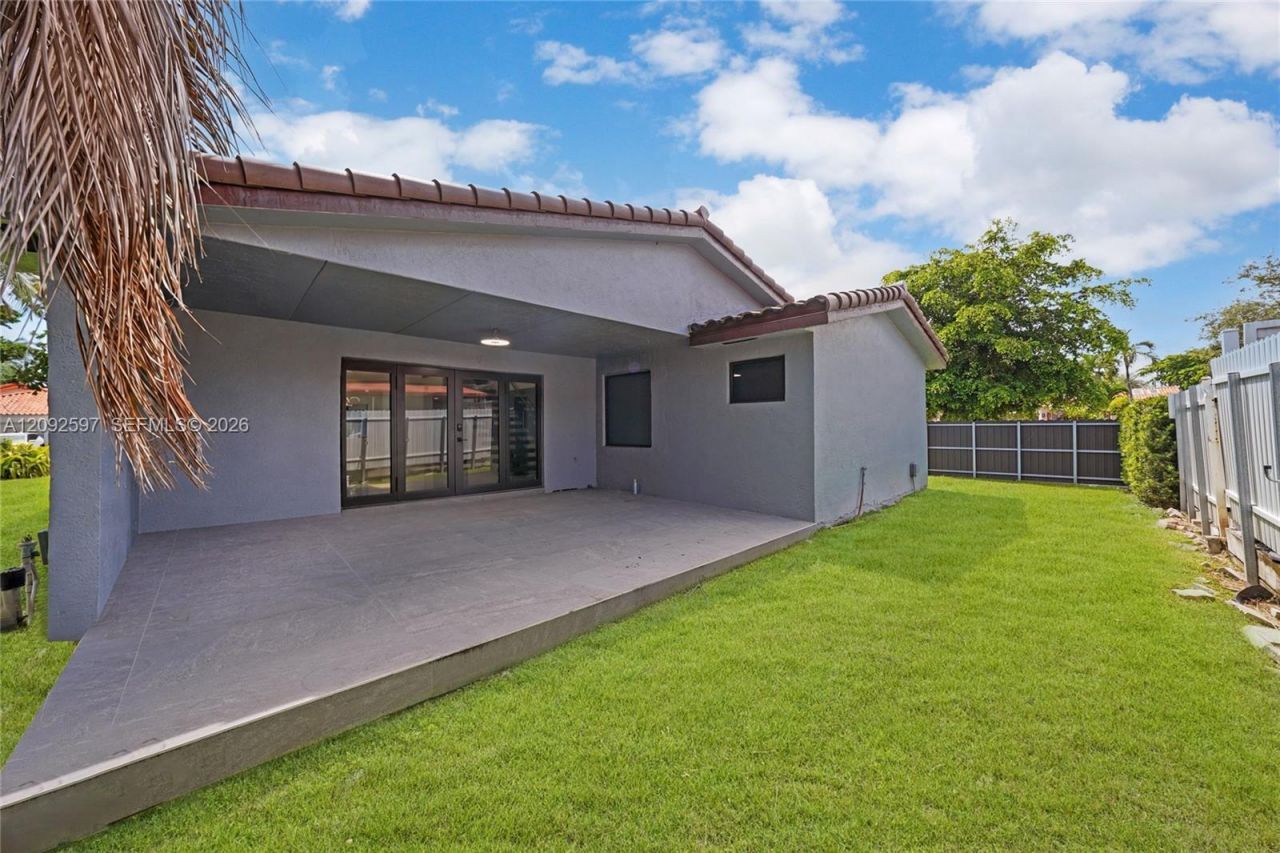 8745 NW 150th Ter, Miami Lakes, FL 33018 Photo