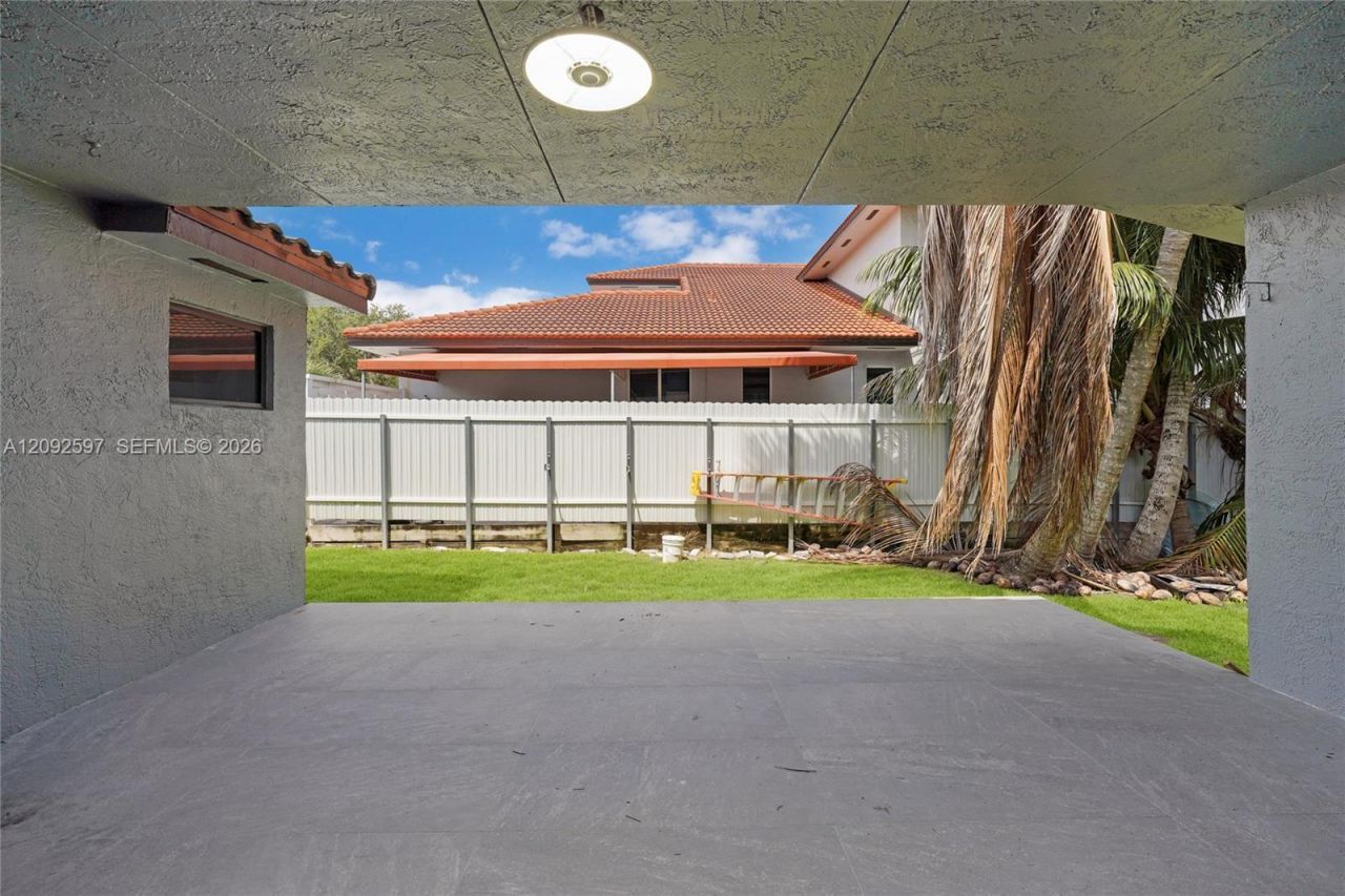 8745 NW 150th Ter, Miami Lakes, FL 33018 Photo