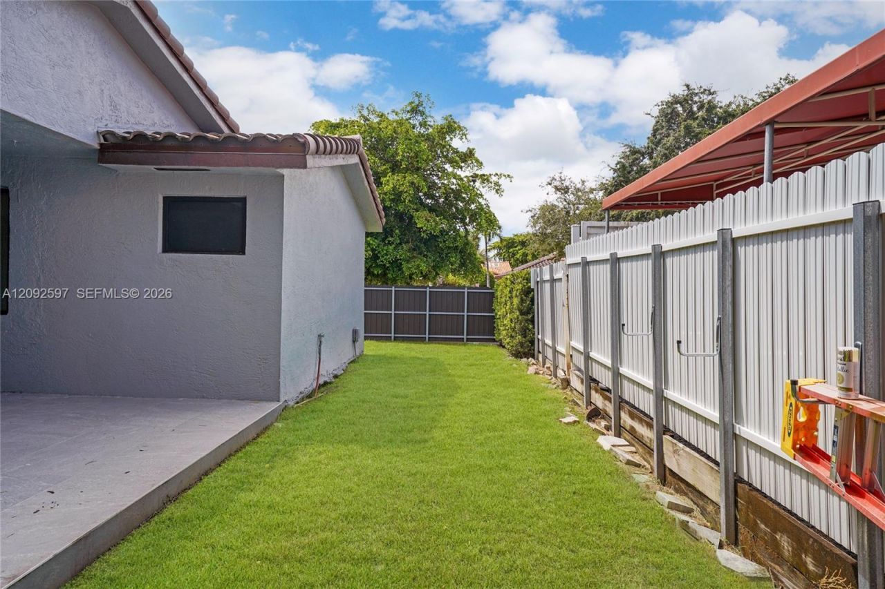 8745 NW 150th Ter, Miami Lakes, FL 33018 Photo