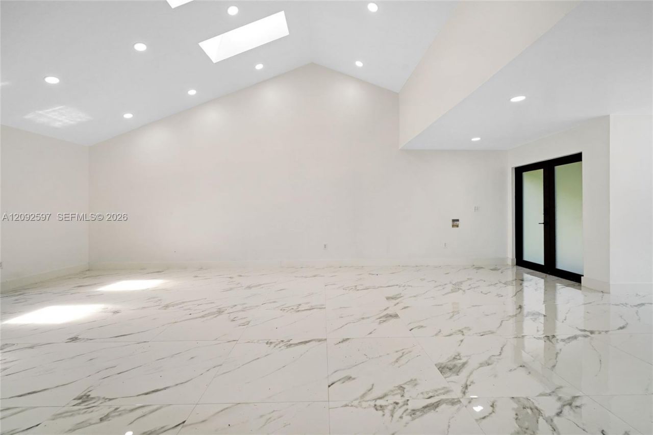 8745 NW 150th Ter, Miami Lakes, FL 33018 Photo