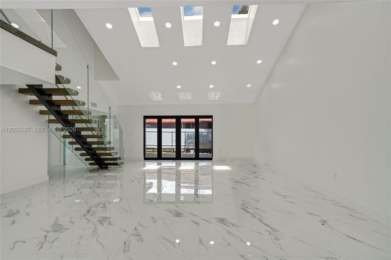 8745 NW 150th Ter, Miami Lakes, FL 33018 Photo