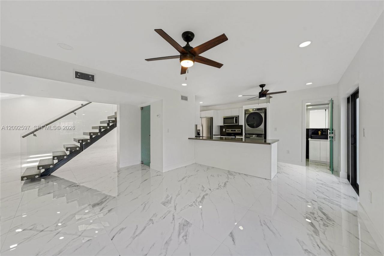 8745 NW 150th Ter, Miami Lakes, FL 33018 Photo