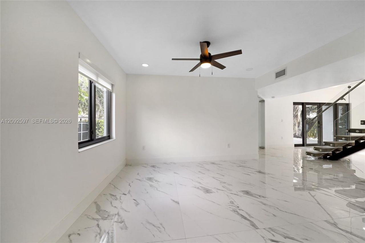 8745 NW 150th Ter, Miami Lakes, FL 33018 Photo