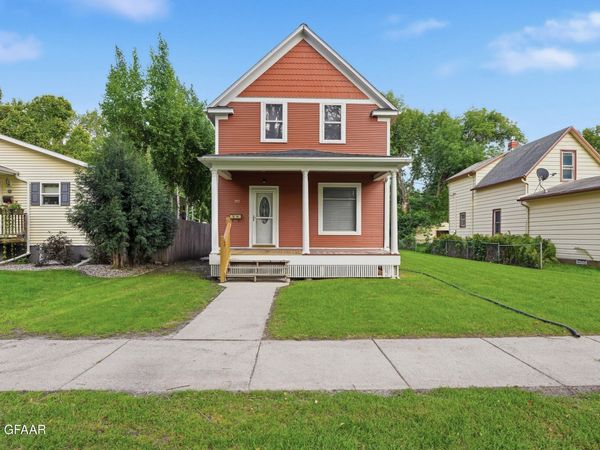 705 WALNUT Street, Grand Forks, ND 58201
