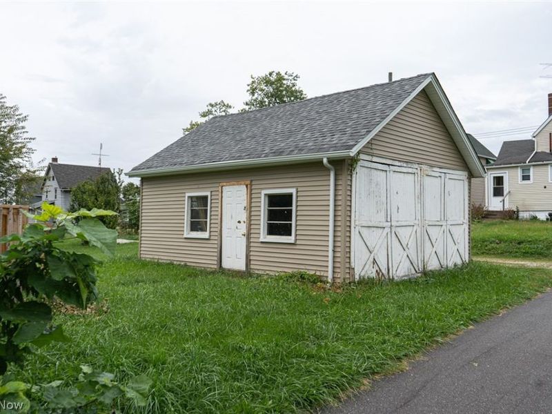 1747 5th Street SE, Canton, OH 44707 Photo 2