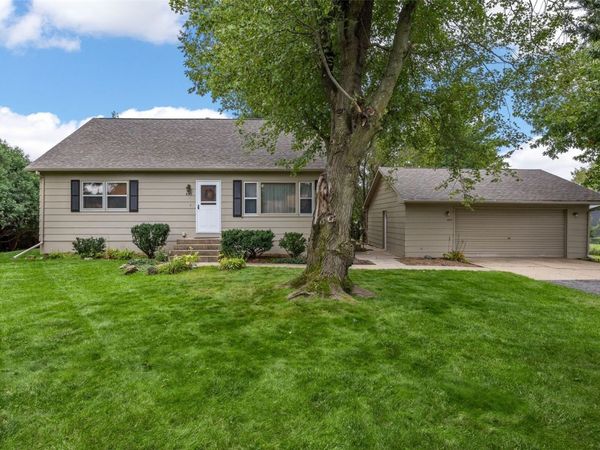695 Eastview Drive , Robins, IA 52328