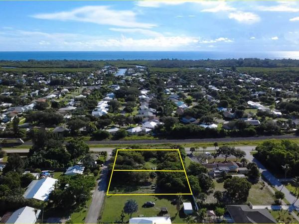 8686 SE Lyons Street, Hobe Sound, FL 33455
