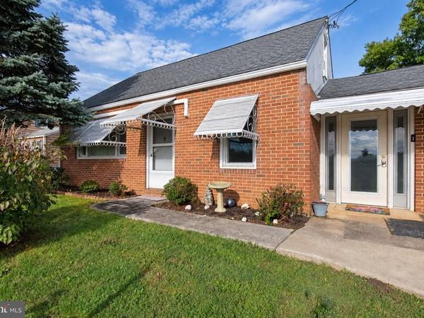 1082 W LEESPORT ROAD, LEESPORT, PA 19533