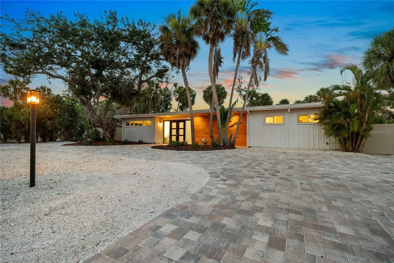 4879 Commonwealth Drive, Sarasota, FL 34242 Photo