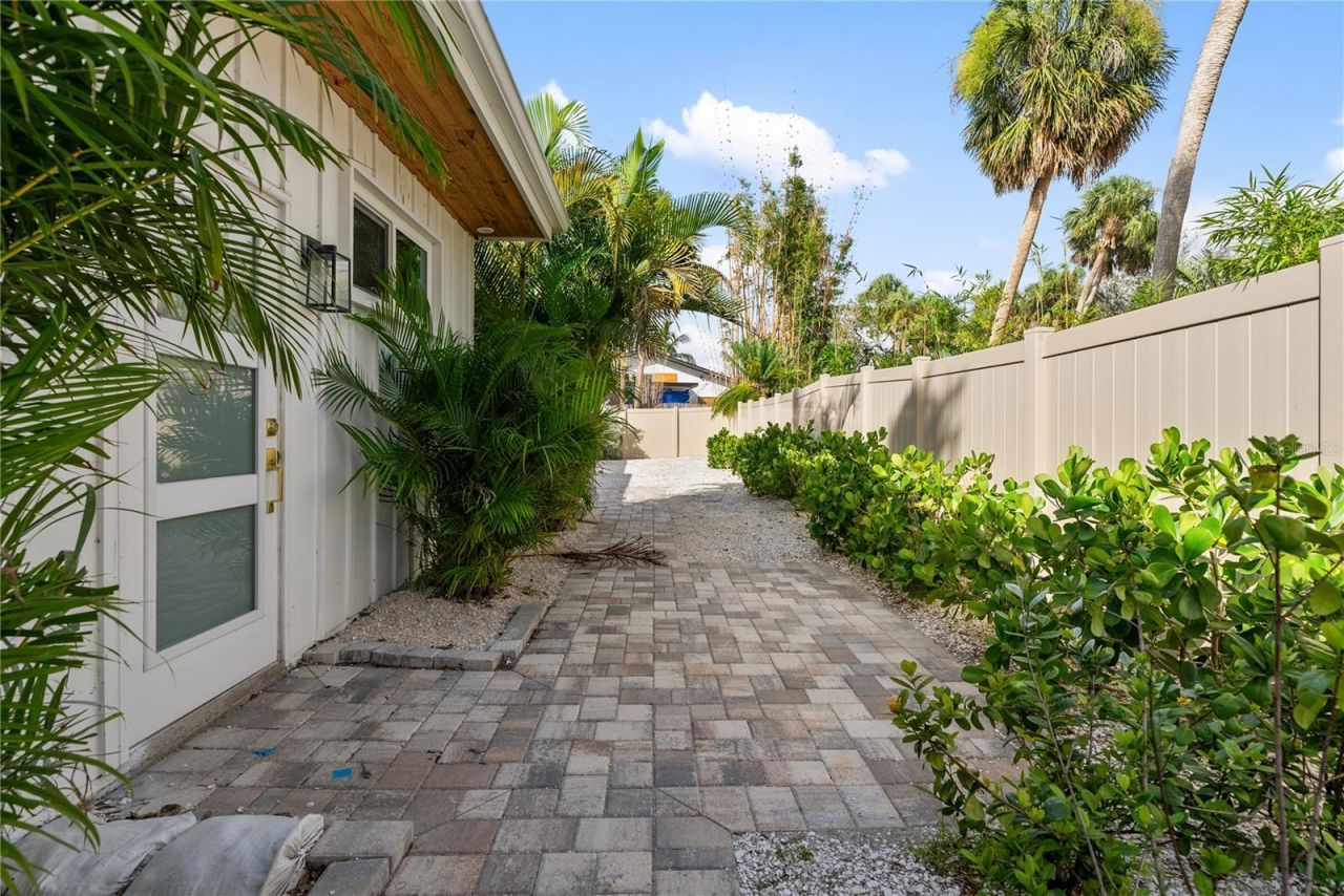 4879 Commonwealth Drive, Sarasota, FL 34242 Photo
