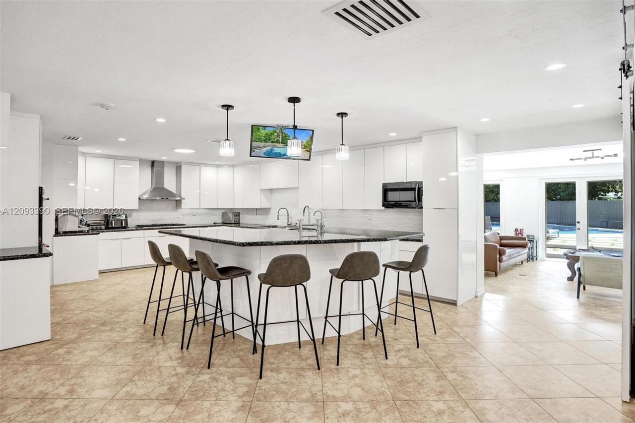 20100 NE 20th Ct, Miami, FL 33179 Photo