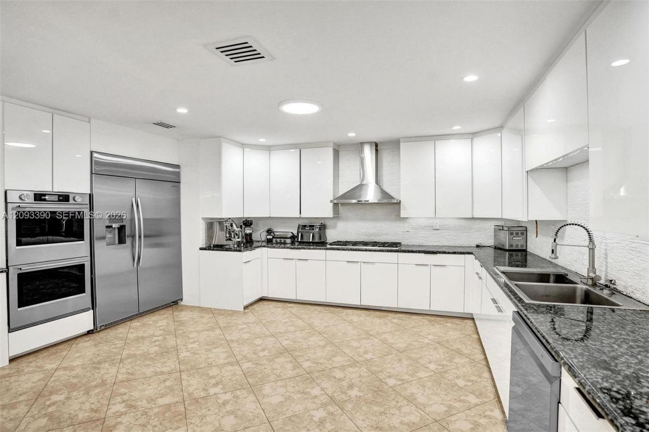 20100 NE 20th Ct, Miami, FL 33179 Photo