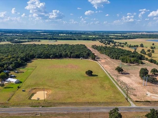 169 FM 712 , Lott, TX 76656