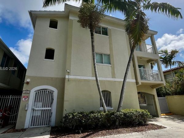 695 SW 11th St , Unit 204, Miami, FL 33129