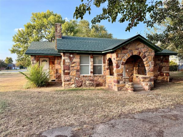 223 10th Street , Stroud, OK 74079