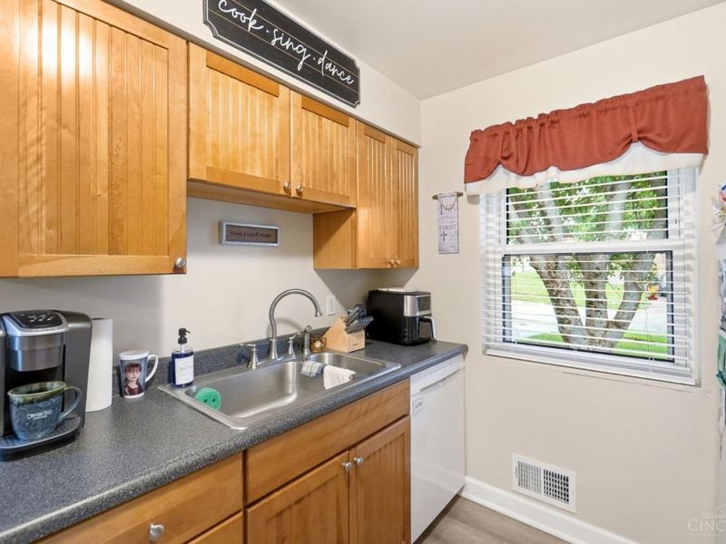 5889 Willow Oak Lane, Green Township, OH 45239 Photo 8