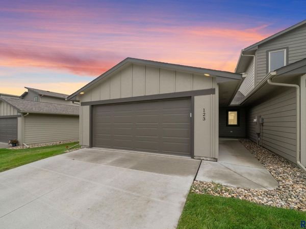 123 E Countryside Ave, Lennox, SD 57039